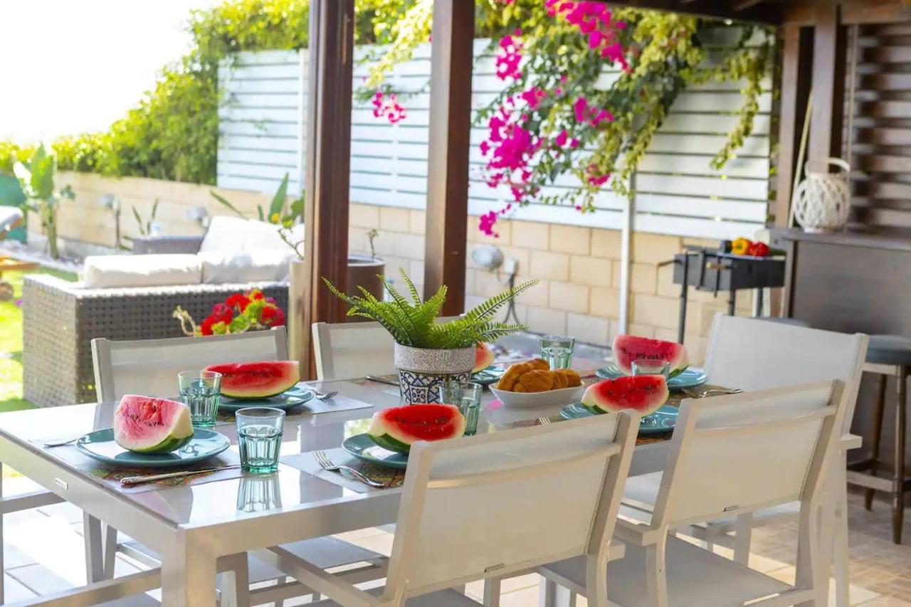 Beachfront Villa Carpe Diem Kiti Bagian luar foto