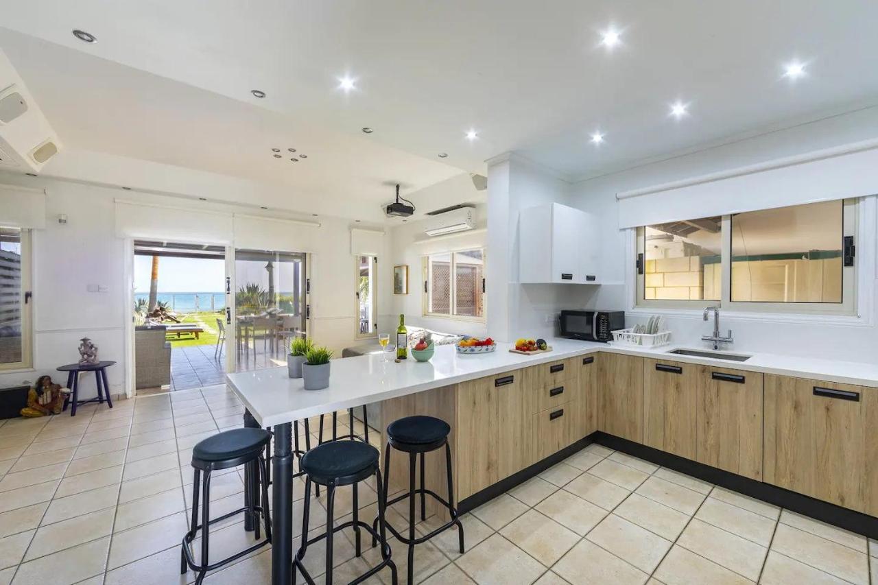 Beachfront Villa Carpe Diem Kiti Bagian luar foto