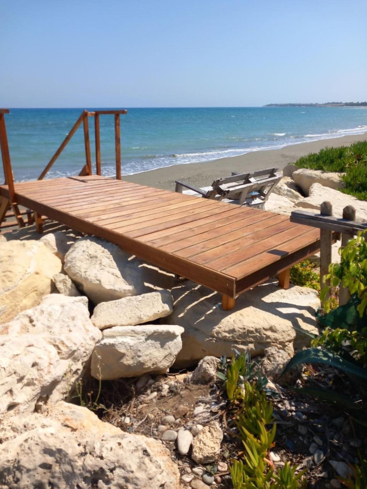 Beachfront Villa Carpe Diem Kiti Bagian luar foto